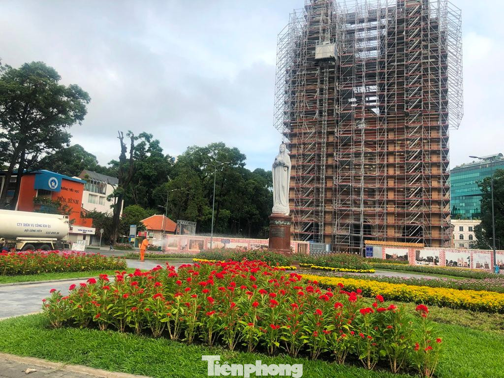 Nhân viên dịch vụ công cộng tưới nước cho cây tại kh vực Nhà thờ Đức Bà