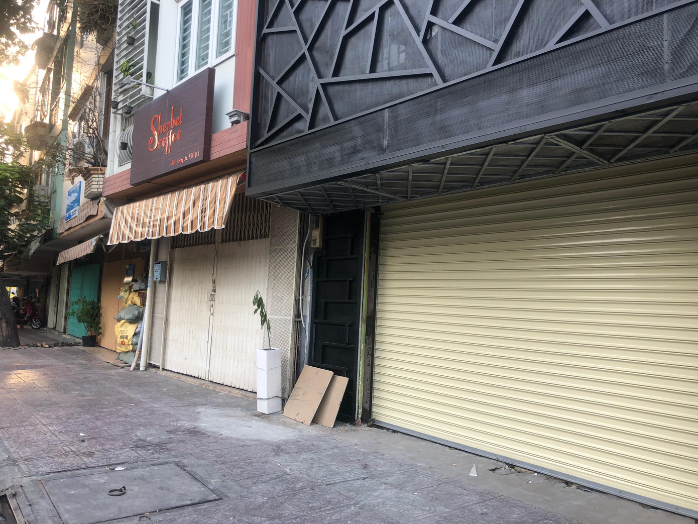 Loạt dãy nhà trên đường Trường Sa vẫn đóng kín cửa