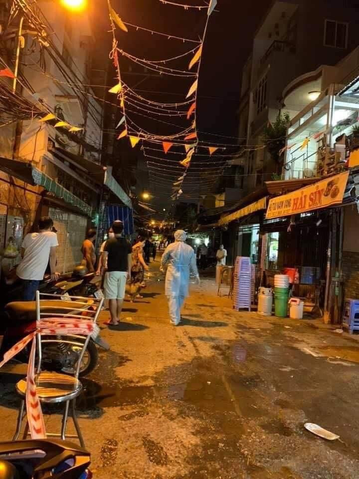 Hẻm 200 Xóm Chiếu, Q.4 bất ngờ bị phong tỏa trong đêm Hẻm 200 Xóm Chiếu, Q.4 bất ngờ bị phong tỏa trong đêm