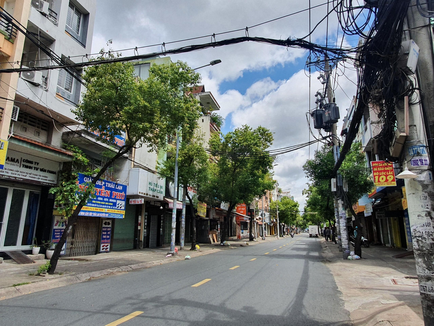 Một tuyến phố ẩm thực vắng lặng trưa ngày 9/9