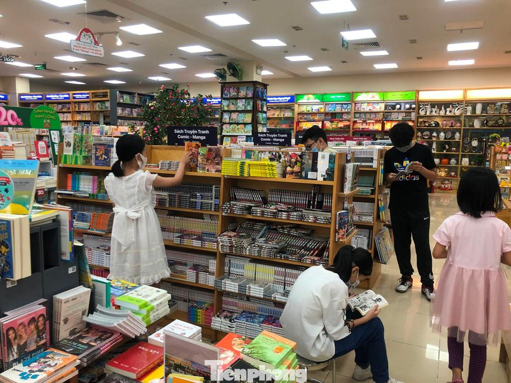 Các bạn trẻ tìm đến sách, truyện; hạn chế đến khu vui chơi đông người