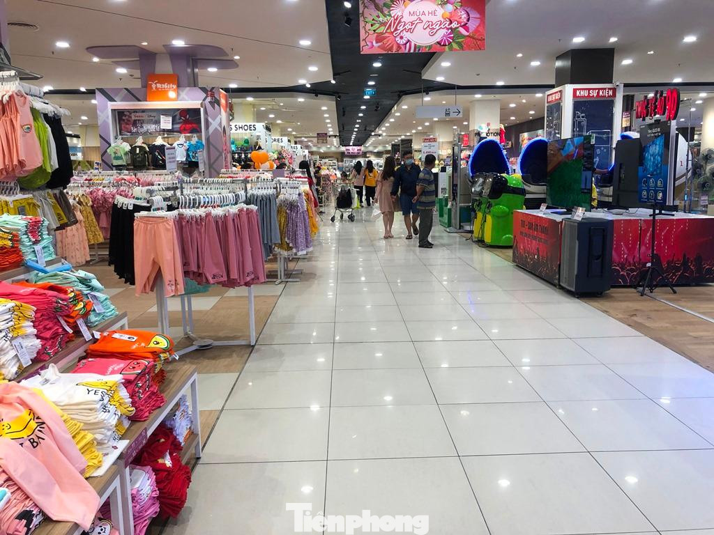 Theo nhiều siêu thị, trung tâm thương mại cho biết, tình hình kinh doanh ế ẩm trong những ngày lễ đã kéo dài từ năm 2020, khi dịch COVID-19 xuất hiện ở Việt Nam. Người dân chỉ mua sắm thực phẩm, đồ dùng phục vụ nhu cầu thiết yếu; còn các dịch vụ vui chơi nơi đông người đều được tiết chế triệt để.