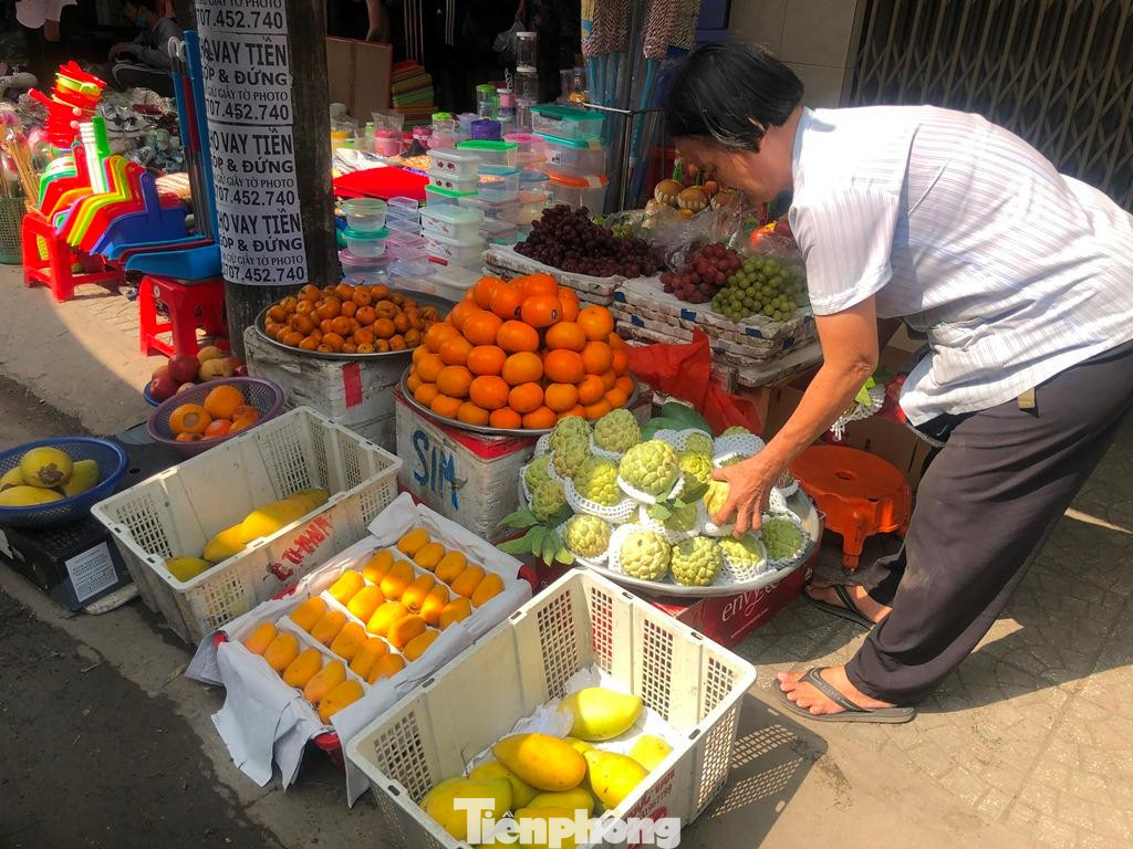 Nhiều loại trái cây mùa hè đang vào mùa nên giá giảm, như xoài cát Hòa Lộc có giá từ 35.000 đồng/kg, na khổng lồ tầm 40.000 đồng/kg...