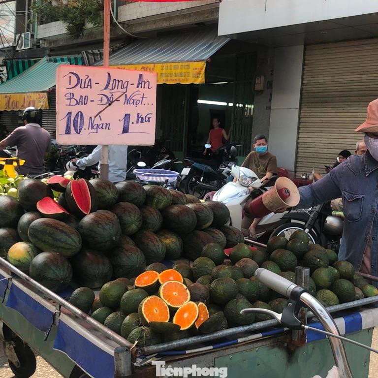 Dưa hấu đỏ ngọt với giá không thể rẻ hơn