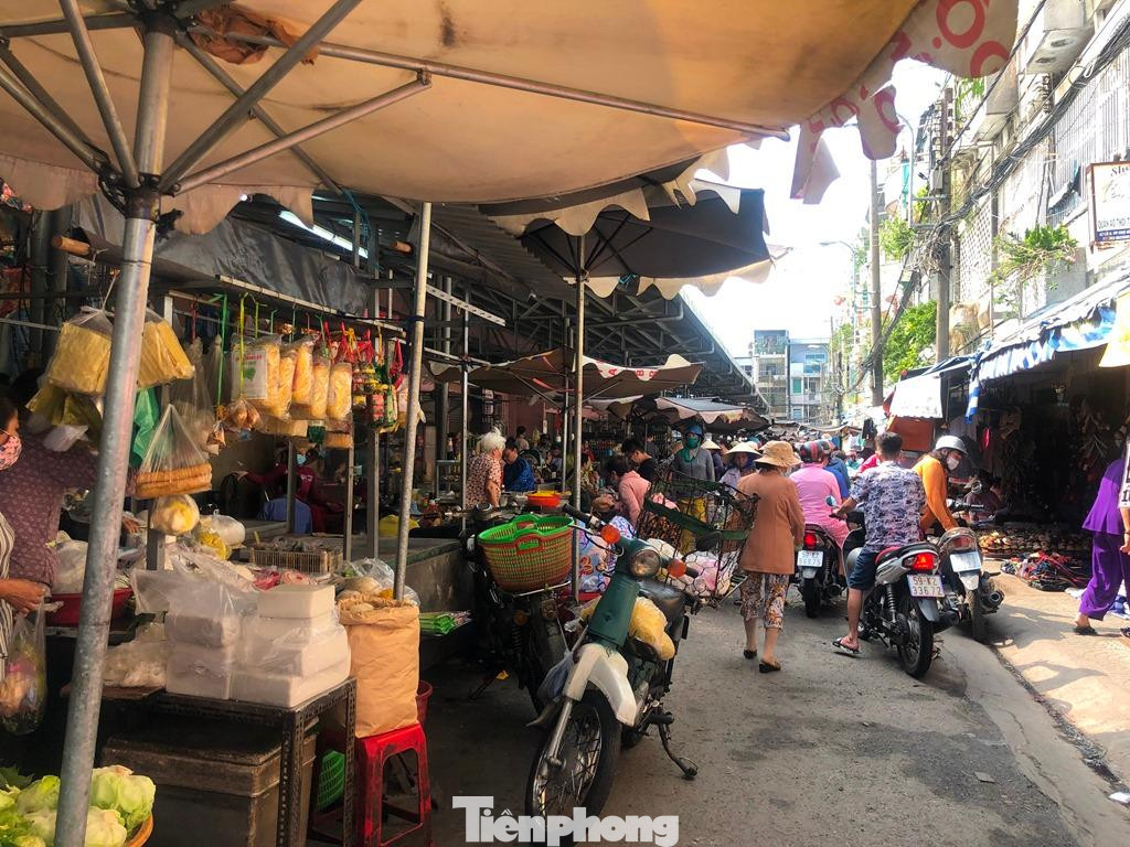 Bà Tâm (tiểu thương chợ Bình Tiên, Q.6) cho biết: "Khi thấy dịch bệnh COVID-19 đã ổn, chúng tôi rất kỳ vọng sức mau tăng cao trong mấy ngày lễ nên có trữ hàng khá nhiều. Tuy nhiên, khi phát hiện có ca trong cộng đồng trước 30/4, lượng khách đến chợ giảm hẳn. Một số nhà hàng, quán ăn cũng hồi đơn hàng đã đặt trước đó khiến mình trở tay không kịp".