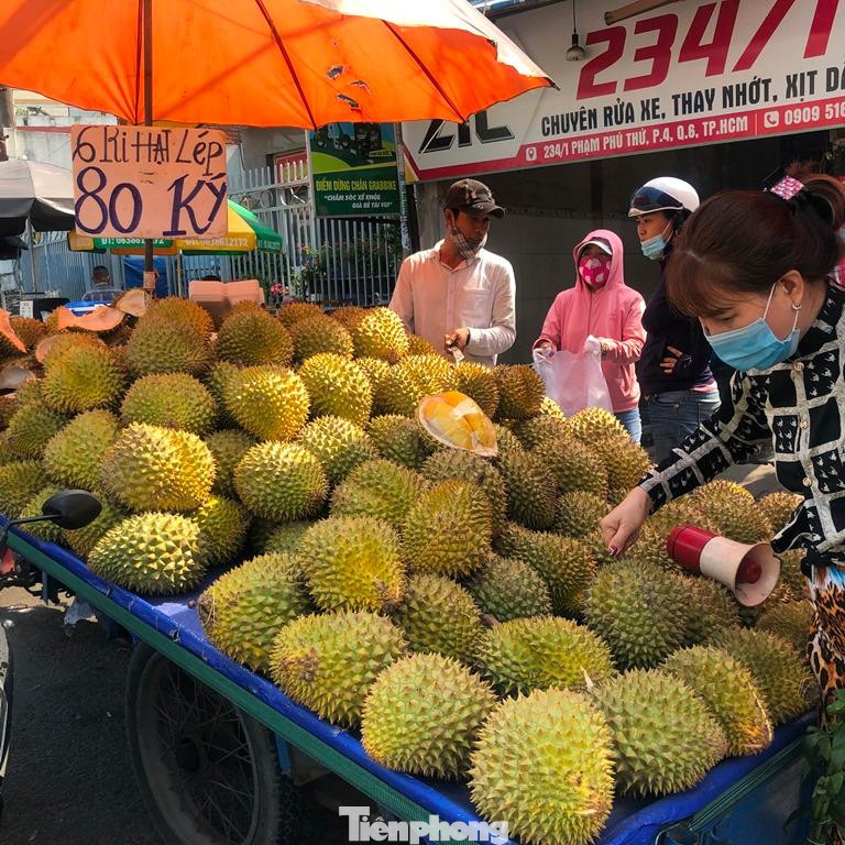 Mùa này, sầu riêng cũng bắt đầu về nhiều ở các chợ, giá chỉ 80.000 đồng/kg