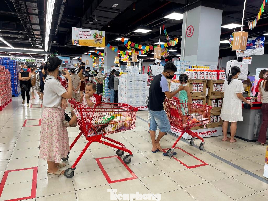 Lượng khách đến mua sắm không đông. "Có thể do lễ dài ngày nên nhiều gia đình đi chơi xa nên ít vào siêu thị mua sắm. Đối với khách hàng, chúng tôi đều đo thân nhiệt, rửa tay sát khuẩn và yêu cầu đeo khẩu trang để phòng dịch bệnh COVID-19" - một nhân viên của siêu thị Lotte cho hay.