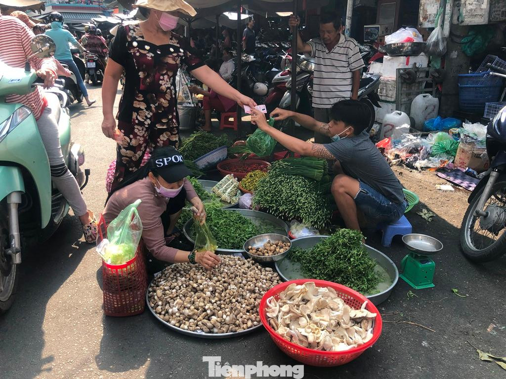 Ông Nguyễn Bình Phương, Phó Giám đốc kinh doanh chợ đầu mối nông sản thực phẩm Thủ Đức (TPHCM) cho hay, tổng lượng hàng về chợ vào dịp lễ thường tăng từ 3.500 tấn lên 4.000 tấn/đêm, mức tăng này không cao lắm do lễ dài ngày nên nhiều gia đình đi du lịch. “Giá cả hàng hóa còn tùy thuộc tình hình sức mua bán những ngày lễ, nếu tiêu thụ mạnh giá sẽ nhích lên; ngược lại hàng bán chậm, giá sẽ không tăng, thậm chí giảm” - ông Phương nhìn nhận.