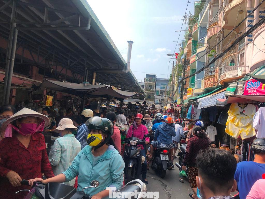 Sáng ngày 1/5, ghi nhận tại nhiều chợ truyền thống ở TPHCM như Bình Tiên (Q.6), Bà Chiểu (Q.Bình Thạnh), Hòa Bình (Q.5)... lượng khách đến chợ không tăng nhiều so với ngày thường. Đa số người dân vẫn mua đồ dùng thiết yếu cho gia đình chứ không mua nhiều để tổ chức tiệc tùng ăn lễ.
