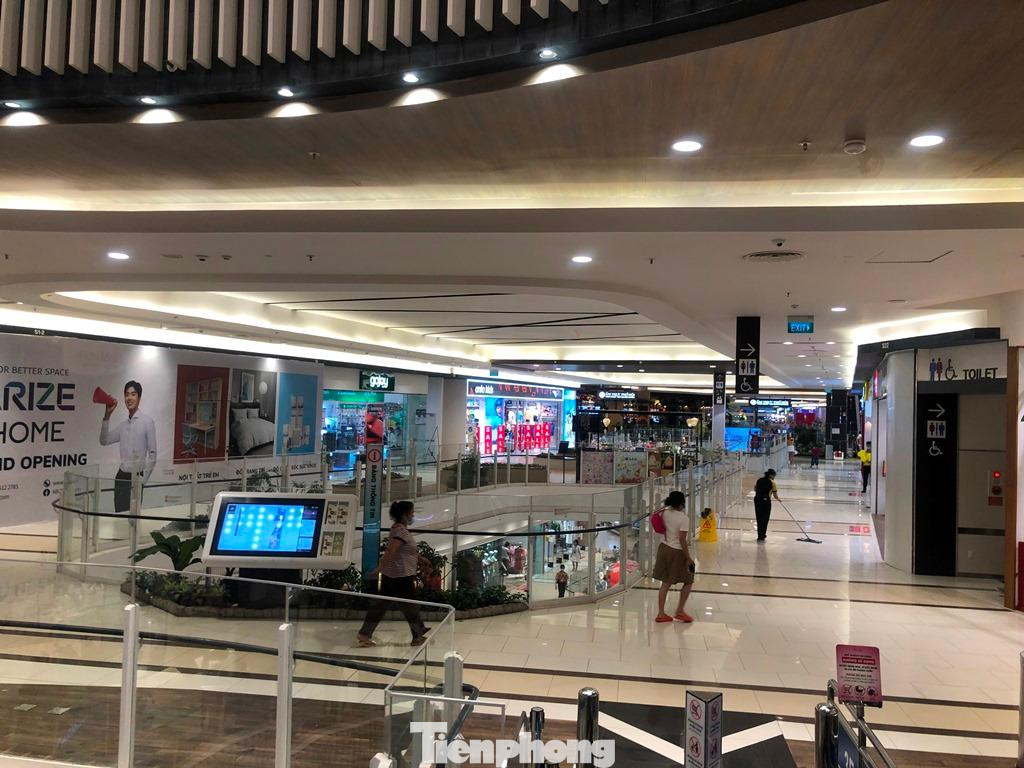 Lượng khách đến vào ngày lễ còn không bằng những ngày bình thường - một nhân viên tiếp thị tại Aeon Bình Tân thở dài cho biết.