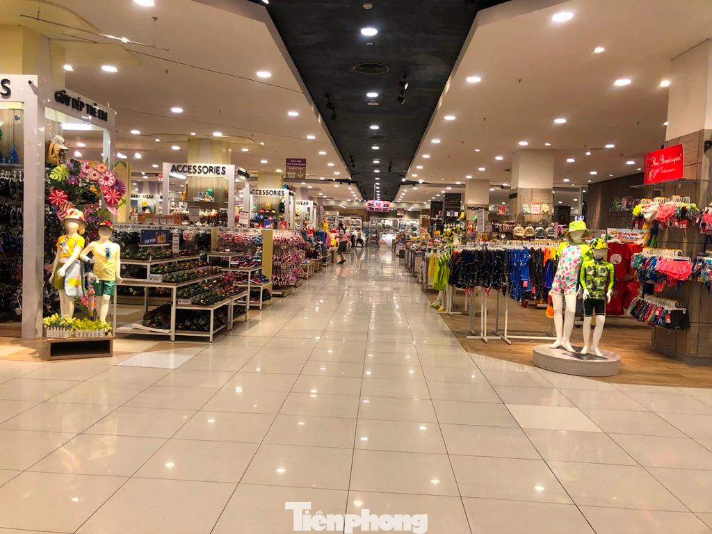 Theo ghi nhận của PV báo Tiền Phong trưa ngày 1/5, tại một số trung tâm thương mại lớn như Aeon, Vạn Hạnh mall... thưa thớt, vắng khách, chỉ có người bán nhưng không thấy khách mua.