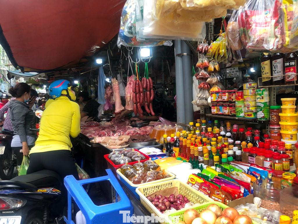 Thịt heo trong dịp lễ cũng ở mức thấp, dao động trong khoảng 60.000 - 165.000 đồng/kg. Thịt ba rọi và sườn non hiện đang bán với giá 135.000 đồng/kg và 165.000 đồng/kg. Thậm chí, nhiều sản phẩm thịt heo tươi sống tại Aeon (Q.Bình Tân) giảm giá hơn 30%.