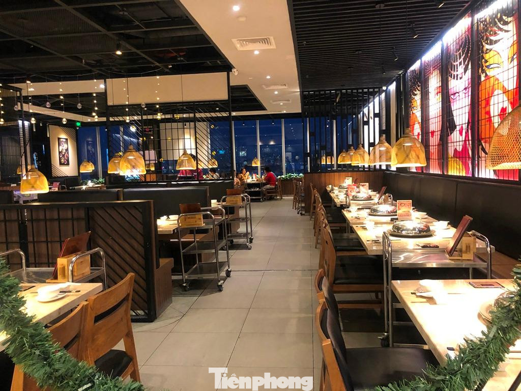 Các nhà hàng cho biết đang "ôm lỗ" vì có ca COVID-19 trong cộng đồng ngay dịp nghỉ lễ. Trong khi đó, các nhà hàng đều chuẩn bị phần lớn thức ăn vì dự đoán khách sẽ rất đông dịp này. Các dãy bàn sẵn sàng phục vụ khách nằm im lặng, nhân viên cũng buồn hiu vì không nhiều khách để chào mời.