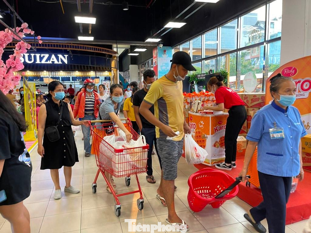 Trong khi đó, ở các siêu thị như VinMart, Go!, Emart... khách đến mua sắm không đông. Các siêu thị đều có nhiều chương trình giảm giá, kích cầu tiêu dùng, tặng quà khuyến mãi...