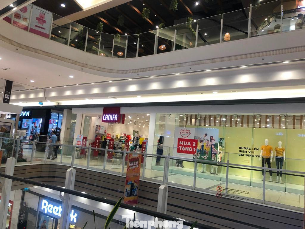 Thêm một lý do khiến lượng khách vào trung tâm thưa vắng là do nhiều người ngại dịch bệnh đang diễn biến phức tạp.