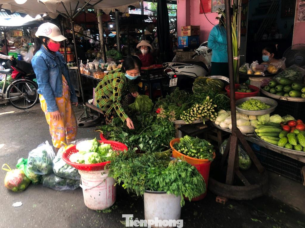 Xà lách Đà Lạt, khoai tây, cà chua... giá từ 25.000 đồng/kg; các loại rau ăn lá như rau muống, mồng tơi, cải ngọt... tầm 20.000 đồng/kg. "Thông thường tới dịp lễ tết, các loại thực phẩm đều có giá tăng cao, nhưng nay lại giảm hoặc như ngày thường. Dịch bệnh ảnh hưởng đến thu nhập nên nhiều gia đình "thắt lưng buộc bụng" - chị Trà (tiểu thương chợ Tân Định, Q.1) nói.