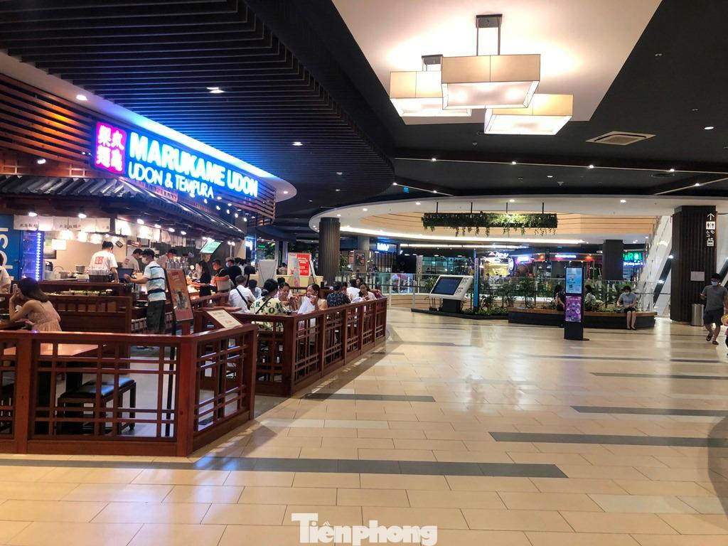 Khu vực ăn uống, ẩm thực cũng chỉ có một lượng khách nhỏ