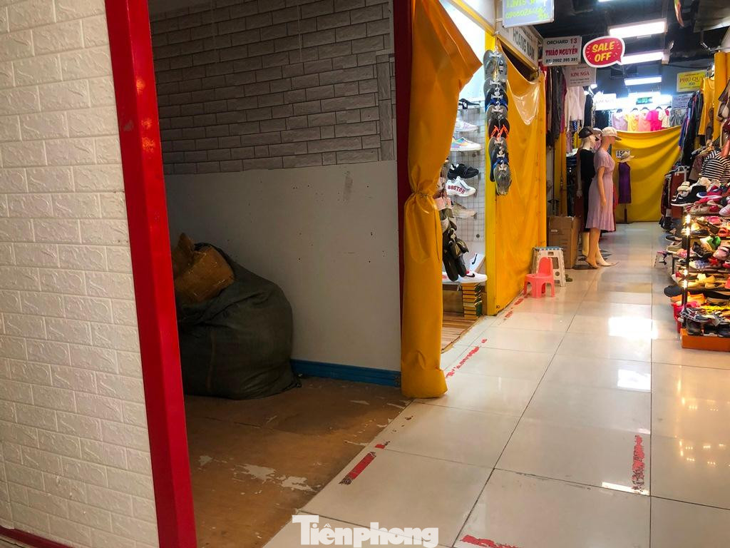 "Buôn bán trở lại nhưng ế ẩm lắm, nhiều người trụ không nổi nên tìm địa điểm khác kinh doanh hoặc chuyển nghề. Tại đây, chúng tôi vẫn được giảm giá 50% dù mở hàng bán, mỗi tháng tiền thuê còn tầm 7 triệu đồng nhưng tháng nào cũng bù lỗ, vì có ai vào mua sắm gì đâu mà có doanh thu" - bà Lâm, kinh doanh trang sức thời trang buồn hiu nói. "Buôn bán trở lại nhưng ế ẩm lắm, nhiều người trụ không nổi nên tìm địa điểm khác kinh doanh hoặc chuyển nghề. Tại đây, chúng tôi vẫn được giảm giá 50% dù mở hàng bán, mỗi tháng tiền thuê còn tầm 7 triệu đồng nhưng tháng nào cũng bù lỗ, vì có ai vào mua sắm gì đâu mà có doanh thu" - bà Lâm, kinh doanh trang sức thời trang buồn hiu nói.