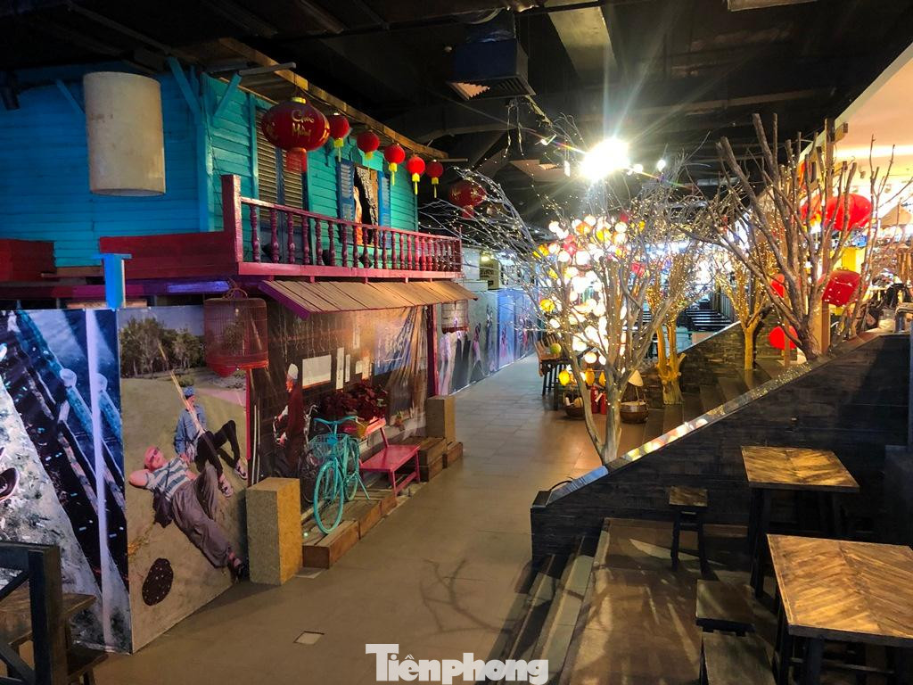 Khu vực ẩm thực đìu hiu, chị Bình kinh doanh tại đây cho biết, do trung tâm có ý định sửa chữa, cải tạo mặt bằng nên khu ẩm thực vẫn chưa hoạt động trở lại. Khu vực ẩm thực đìu hiu, chị Bình kinh doanh tại đây cho biết, do trung tâm có ý định sửa chữa, cải tạo mặt bằng nên khu ẩm thực vẫn chưa hoạt động trở lại.