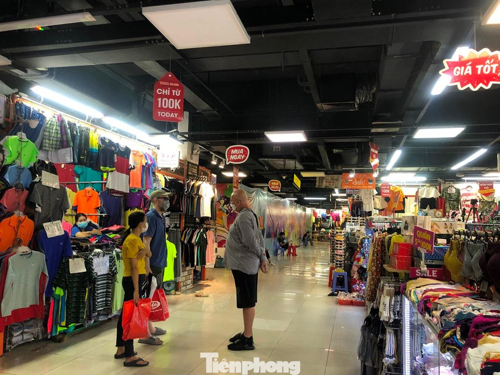 Những vị khách nước ngoài hiếm hoi tại trung tâm mua sắm. Những vị khách nước ngoài hiếm hoi tại trung tâm mua sắm.