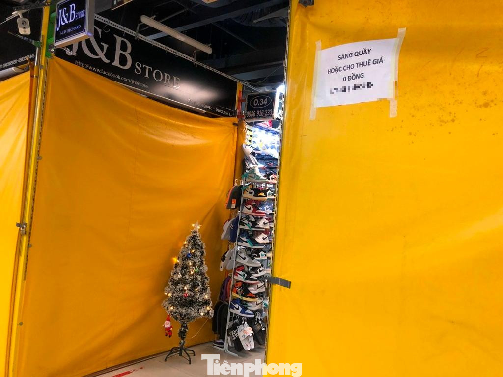 Chủ quầy hàng treo biển sang quầy, cho thuê cả tháng nay nhưng gần như không có người hỏi Chủ quầy hàng treo biển sang quầy, cho thuê cả tháng nay nhưng gần như không có người hỏi