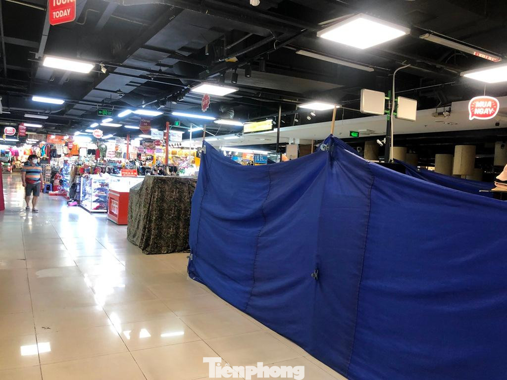 Chiều 16/12, tại một trung tâm mua sắm thời trang ở quận 1 gần như vắng hẳn khách mua sắm. Nhiều quầy hàng vẫn còn "trùm mền ngủ đông". Chiều 16/12, tại một trung tâm mua sắm thời trang ở quận 1 gần như vắng hẳn khách mua sắm. Nhiều quầy hàng vẫn còn "trùm mền ngủ đông".