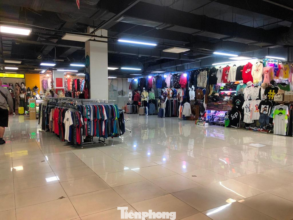 Doanh nghiệp bày biện thời trang đẹp mắt, giảm giá tới 50% nhưng hầu như vắng khách mua. Doanh nghiệp bày biện thời trang đẹp mắt, giảm giá tới 50% nhưng hầu như vắng khách mua.