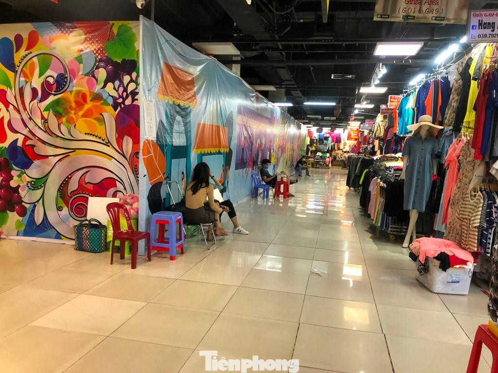 Tiểu thương vừa ngồi buôn chuyện hoặc lướt điện thoại vừa ngóng khách. Tiểu thương vừa ngồi buôn chuyện hoặc lướt điện thoại vừa ngóng khách.