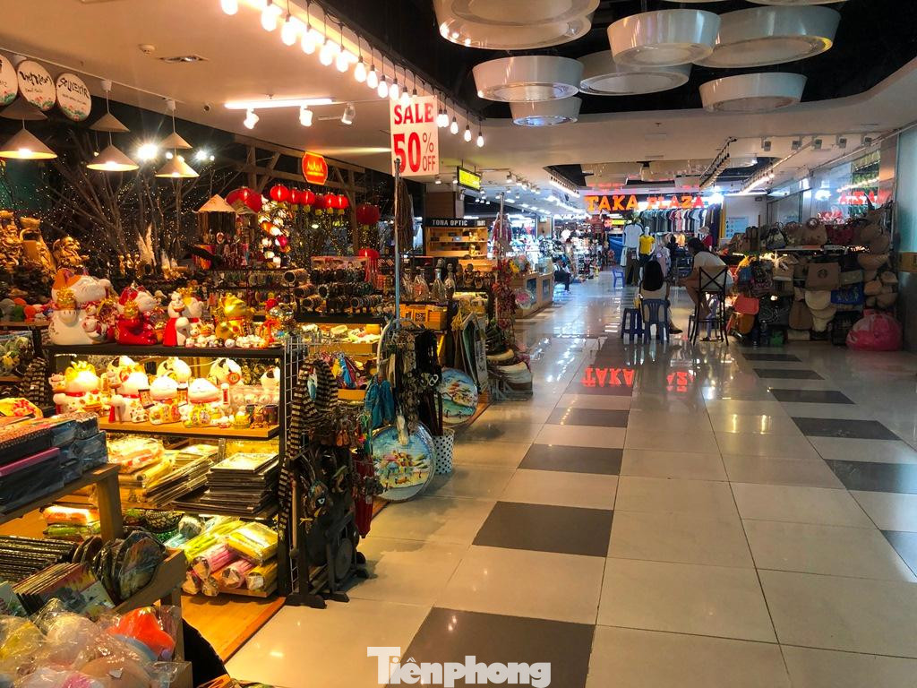 Dù đã mở cửa hoạt động trở lại được hơn một tháng, nhưng trung tâm mua sắm này hầu như chỉ thưa thớt một vài người bán buôn. Lý do được các doanh nghiệp đưa ra là kinh doanh ế ẩm, đang tìm người sang lại hoặc cho thuê vì không thể cầm cự nổi. Dù đã mở cửa hoạt động trở lại được hơn một tháng, nhưng trung tâm mua sắm này hầu như chỉ thưa thớt một vài người bán buôn. Lý do được các doanh nghiệp đưa ra là kinh doanh ế ẩm, đang tìm người sang lại hoặc cho thuê vì không thể cầm cự nổi.