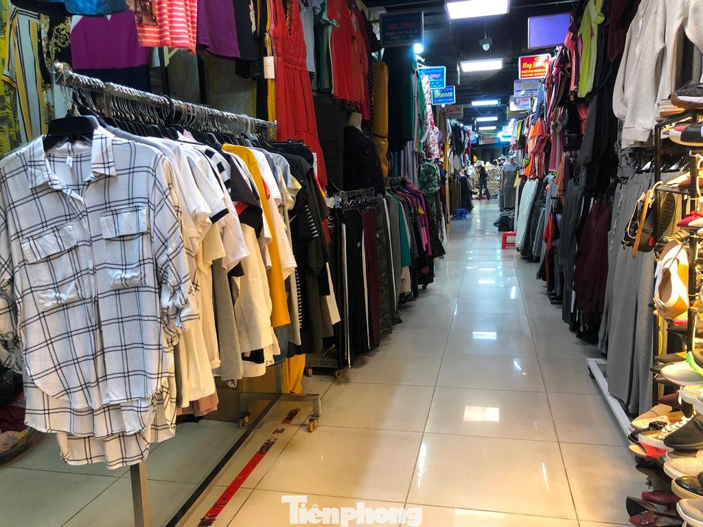 "Như mọi năm vào thời điểm này, khu mua sắm rất sầm uất vì nằm ở khu vực trung tâm, khách nội ngoại tấp nập. Thế nhưng 2 năm qua, dịch bệnh đã quét bay mọi thứ. Chúng tôi không biết sẽ cầm cự được tới lúc nào" - anh Bình, kinh doanh quần áo thở dài. "Như mọi năm vào thời điểm này, khu mua sắm rất sầm uất vì nằm ở khu vực trung tâm, khách nội ngoại tấp nập. Thế nhưng 2 năm qua, dịch bệnh đã quét bay mọi thứ. Chúng tôi không biết sẽ cầm cự được tới lúc nào" - anh Bình, kinh doanh quần áo thở dài.