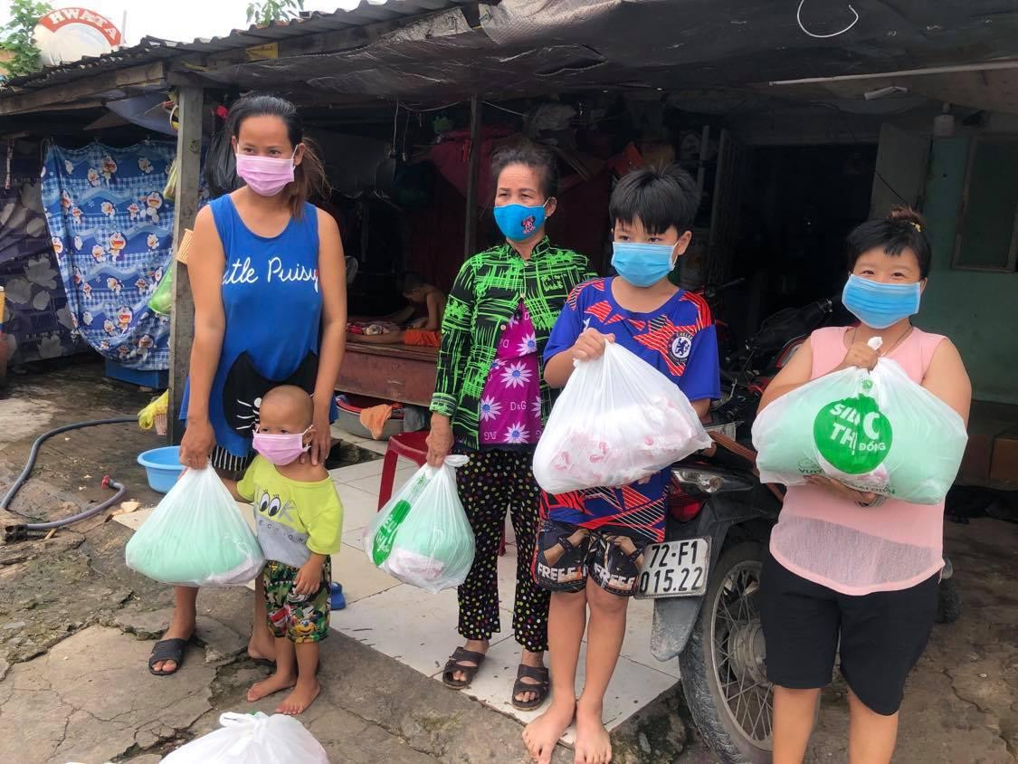 Các tình nguyện viên của siêu thị 0 đồng đưa quà đến gia đình bà bà Võ Thị Nhàn (46 tuổi, quê Kiên Giang), ngụ trong xóm trọ hẻm 5C Hồ Học Lãm (phường 16, Quận 8, TPHCM) - nhân vật trong bài báo của Tiền Phong trong chương trình "Cùng Tiền Phong tiếp sức tuyến đầu chống dịch" Các tình nguyện viên của siêu thị 0 đồng đưa quà đến gia đình bà bà Võ Thị Nhàn (46 tuổi, quê Kiên Giang), ngụ trong xóm trọ hẻm 5C Hồ Học Lãm (phường 16, Quận 8, TPHCM) - nhân vật trong bài báo của Tiền Phong trong chương trình "Cùng Tiền Phong tiếp sức tuyến đầu chống dịch"