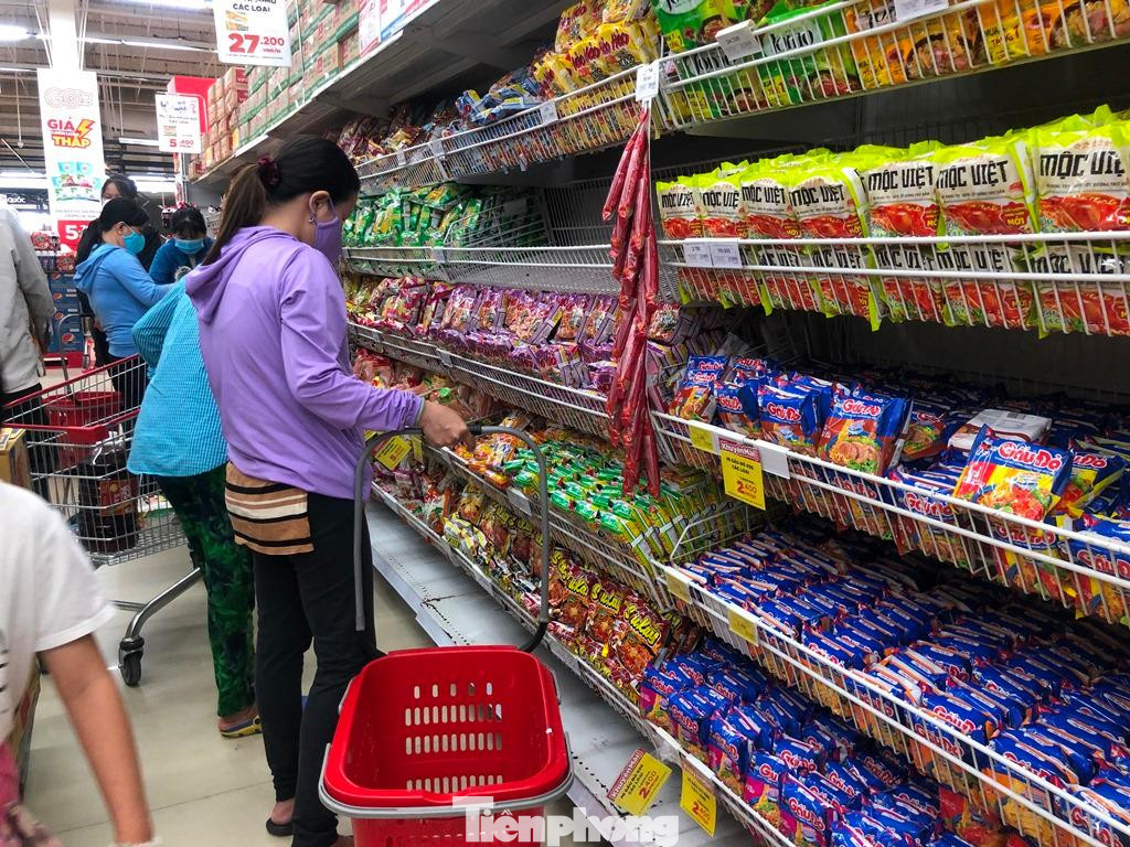 Mì gói vẫn là mặt hàng bán chạy nhất. "Mì dễ ăn, để được lâu, giá lại rẻ nên mỗi lần đến siêu thị, tôi đều chọn mua mì để ăn dần" - chị Tâm (công nhân PouYuen) chia sẻ.