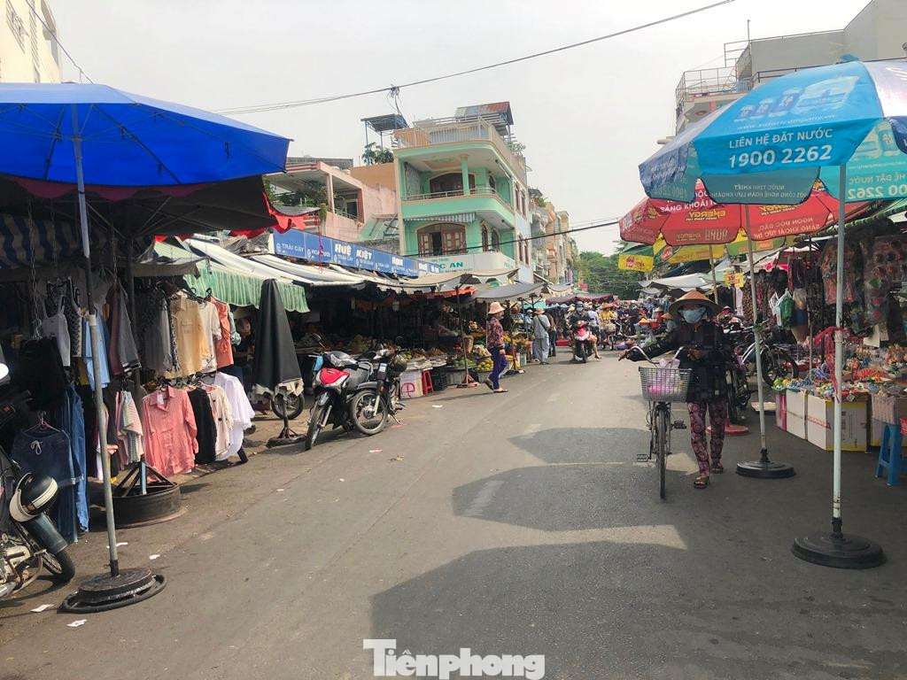 Trong khi đó, ở nhiều chợ truyền thống, khách đến mua sắm lại vắng vẻ dù đang trong giờ cao điểm sáng của chợ. "Cuối tuần nhưng hầu như khách vắng tới gần 50%, chính tôi cũng không ngờ lại ít khách đến như thế" - bà Minh, kinh doanh trái cây ở chợ Hồ Trọng Quý (Q.6) bày tỏ.