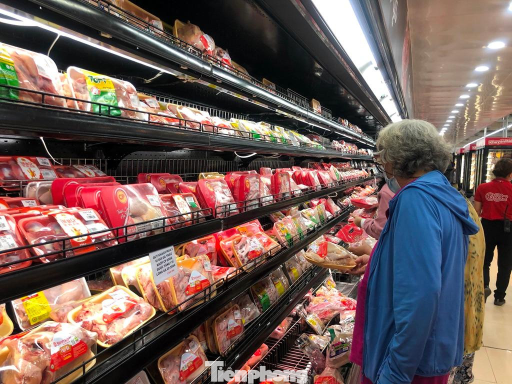 Do siêu thị có nhiều chương trình khuyến mãi, đồng thời siêu thị đều phòng dịch rất tốt nhưng khẩu trang, nước rửa tay, kiểm tra nhiệt độ... nên khách an tâm vào mua sắm.