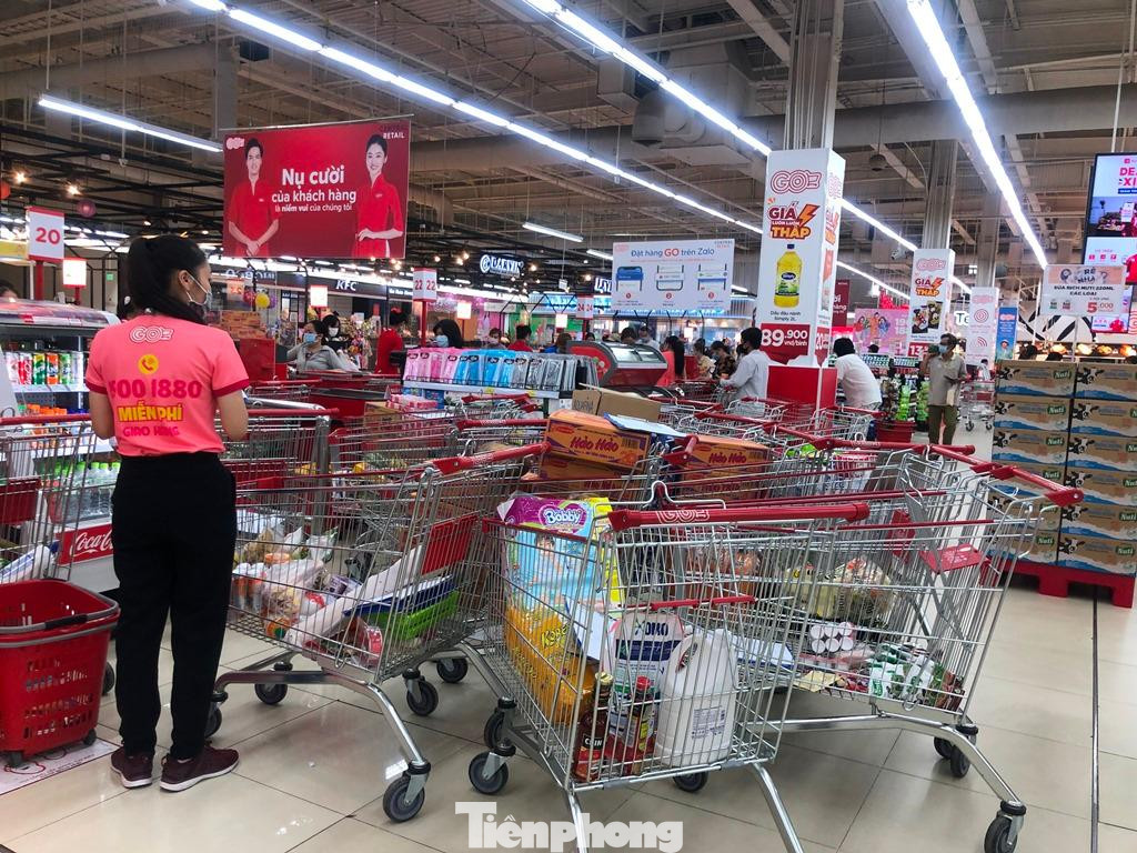 Kênh bán hàng online, giao tận nơi miễn phí cũng được nhiều khách hàng lựa chọn. Một nhân viên giao hàng cho biết, từ lúc có dịch bệnh COVID-19, khách đặt mua online nhiều hơn. Nhiều siêu thị cũng chia sẻ, liên tục nâng cấp hệ thống bán hàng online, chăm sóc khách hàng cũng như giá thành rẻ nhất cho từng sản phẩm.