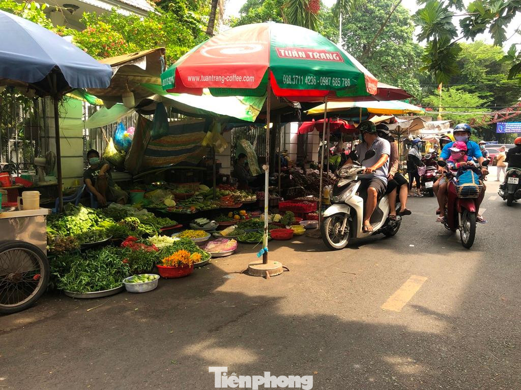 Thức ăn ê hề nhưng vắng người mua.