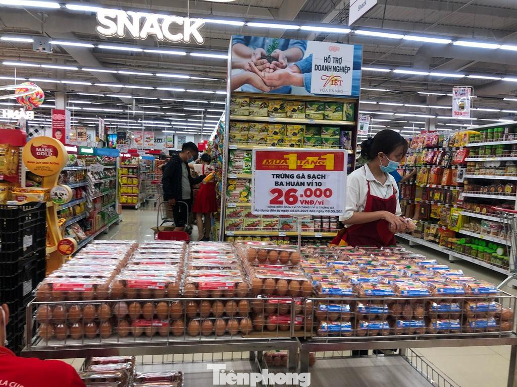 Trứng gà Ba Huân mua 1 tặng 1, nhân viên liên tục tiếp hàng lên quầy kệ. "Thấy nhiều chương trình khuyến mãi "khủng", tôi sợ đứt hàng hoặc hạn chế số lượng mua, nhưng không, mọi người muốn mua bao nhiêu tùy ý" - bà Minh Trang (ngụ đường An Dương Vương, Q.6) nói.