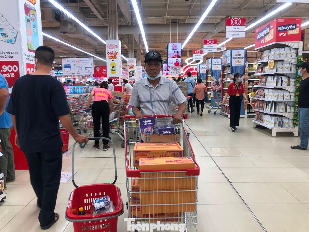 Tuy mua khá nhiều thực phẩm nhưng đa số khách hàng cho biết, họ không trữ hàng mà hạn chế đến nơi đông người, nên có dịp đi siêu thị rồi mua nhiều; đồng thời mua hộ cho những nhà hàng xóm thân.