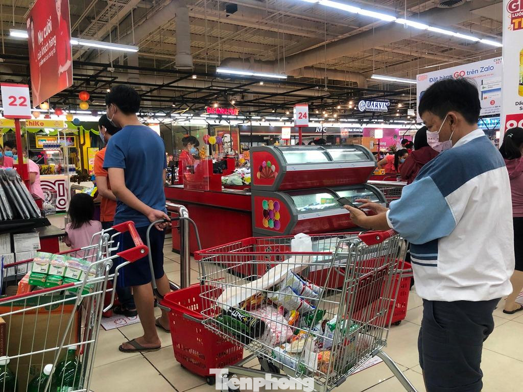Dù khách không đông nhưng đa số đều chờ từ 15-20 phút ở quầy thanh toán. "Do cuối tuần, đồng thời khách mua nhiều sản phẩm nên chờ đợi khác lâu. Tuy nhiên mọi người đều chấp hành quy định giữ khoảng cách khi xếp hàng" - anh Huân, ngụ chung cư Trương Đình Hội (Q.8) cho hay.