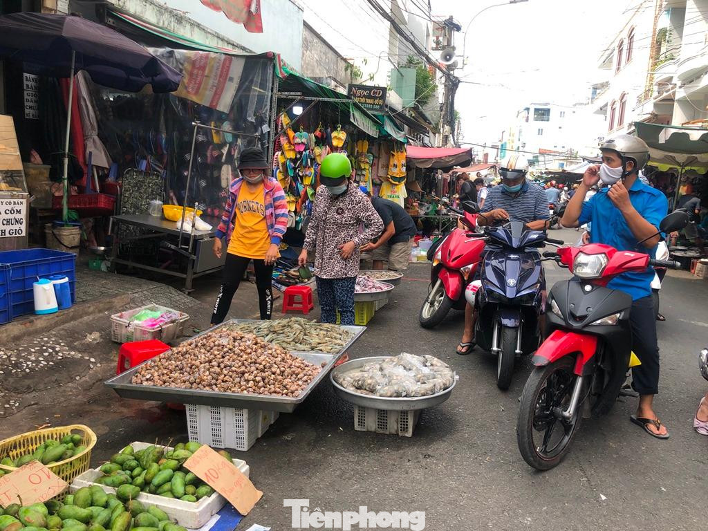 Tiểu thương bày hàng xuống đường để khách dễ lựa chọn nhưng cũng rất vắng khách