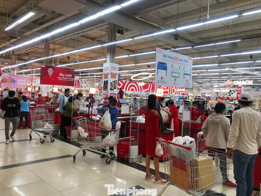 Trưa ngày 8/5, tại nhiều siêu thị lớn như Go!, BigC, Coop Mart, Lotte, Bách Hóa Xanh... khá đông khách hàng đến mua sắm. Các mặt hàng được lựa chọn nhiều nhất vẫn là thực phẩm tươi sống như rau xanh, trái cây, thịt cá, dầu ăn...