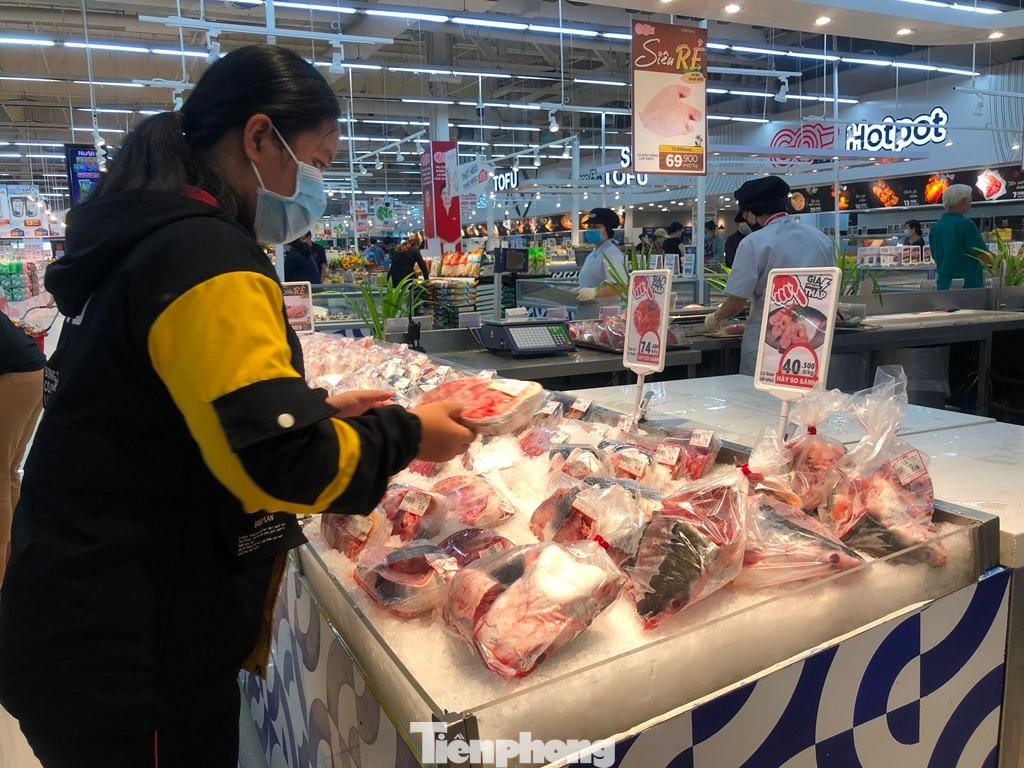 Những ngày gần đây, nhiều mặt hàng nhấp nhổm tăng giá. Một số siêu thị cho biết, nhà cung cấp đã gửi báo giá mới từ đầu tháng 4; tuy nhiên siêu thị vẫn đang thương lượng để giữ giá tốt nhất cho khách hàng.