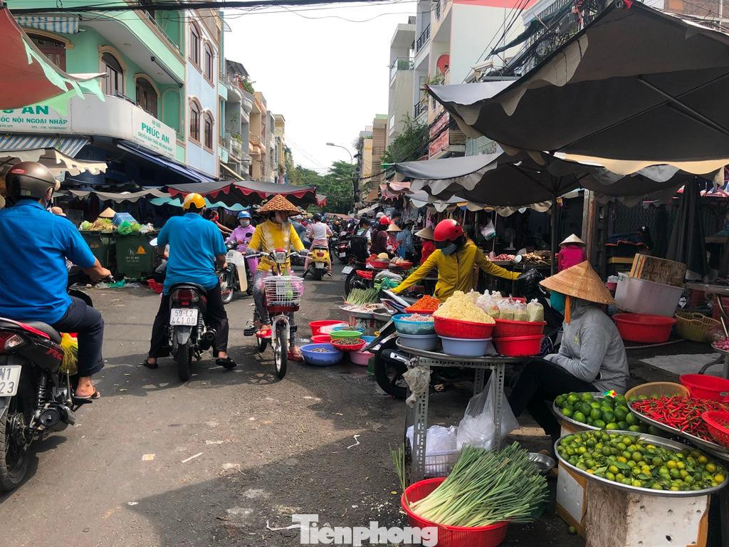 "Do dịch COVID-19 đang diễn biến phức tạp, người dân hạn chế ra đường nên chuyển sang mua online nhiều hơn. Tôi cũng lên facebook để bán hàng, giao hàng miễn phí với khách ở gần, còn khách xa thì mình tính thêm chút đỉnh tiền công. Nhờ vậy cũng cầm cự bán được hàng" - chị Bình, tiểu thương ngành hàng ăn uống chợ Bà Chiểu nói.