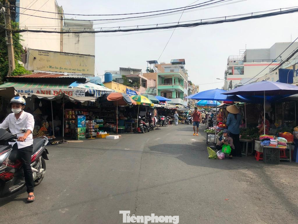 Đến giữa trưa, gần như chỉ thấy người bán mà không có người mua. Nhiều tiểu thương cho hay sẽ dọn hàng sớm, hôm sau lấy ít lại để bán chứ ôm hàng dễ lỗ vốn.