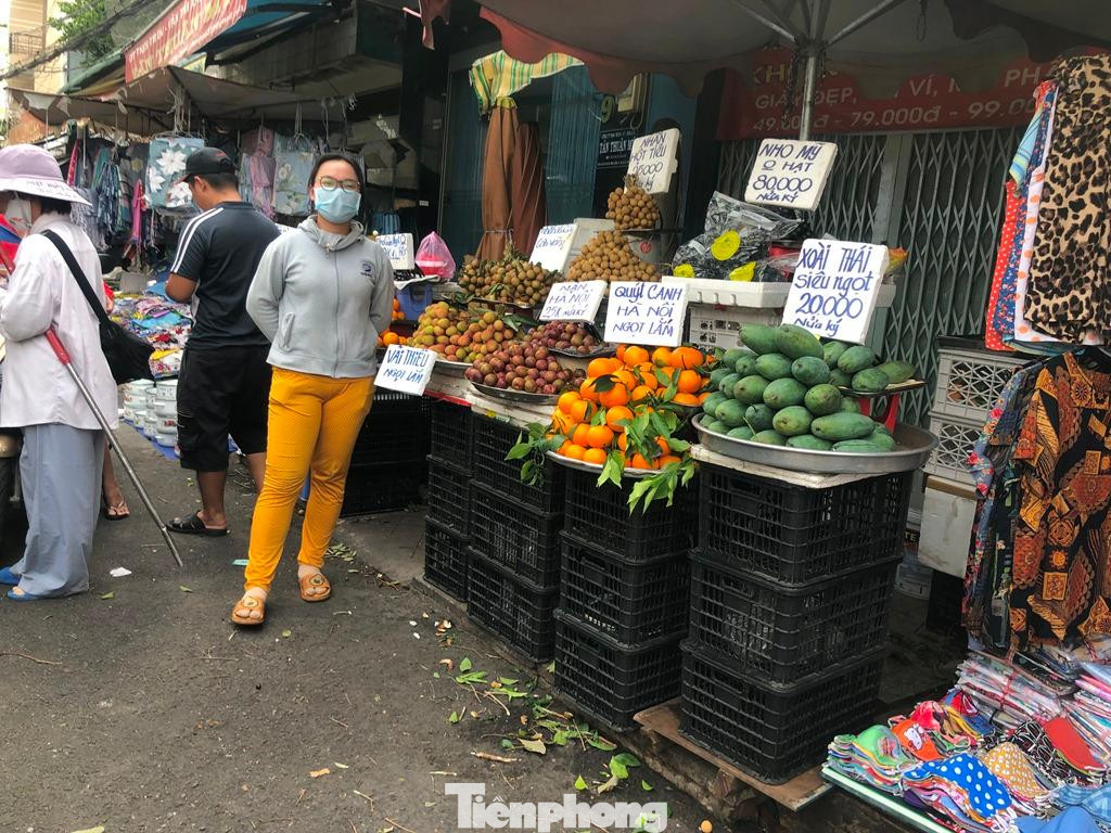 Một tiểu thương ghi giá hẳn hơi trên từng mặt hàng, vui vẻ chào mời khách ghé vào xem hàng...
