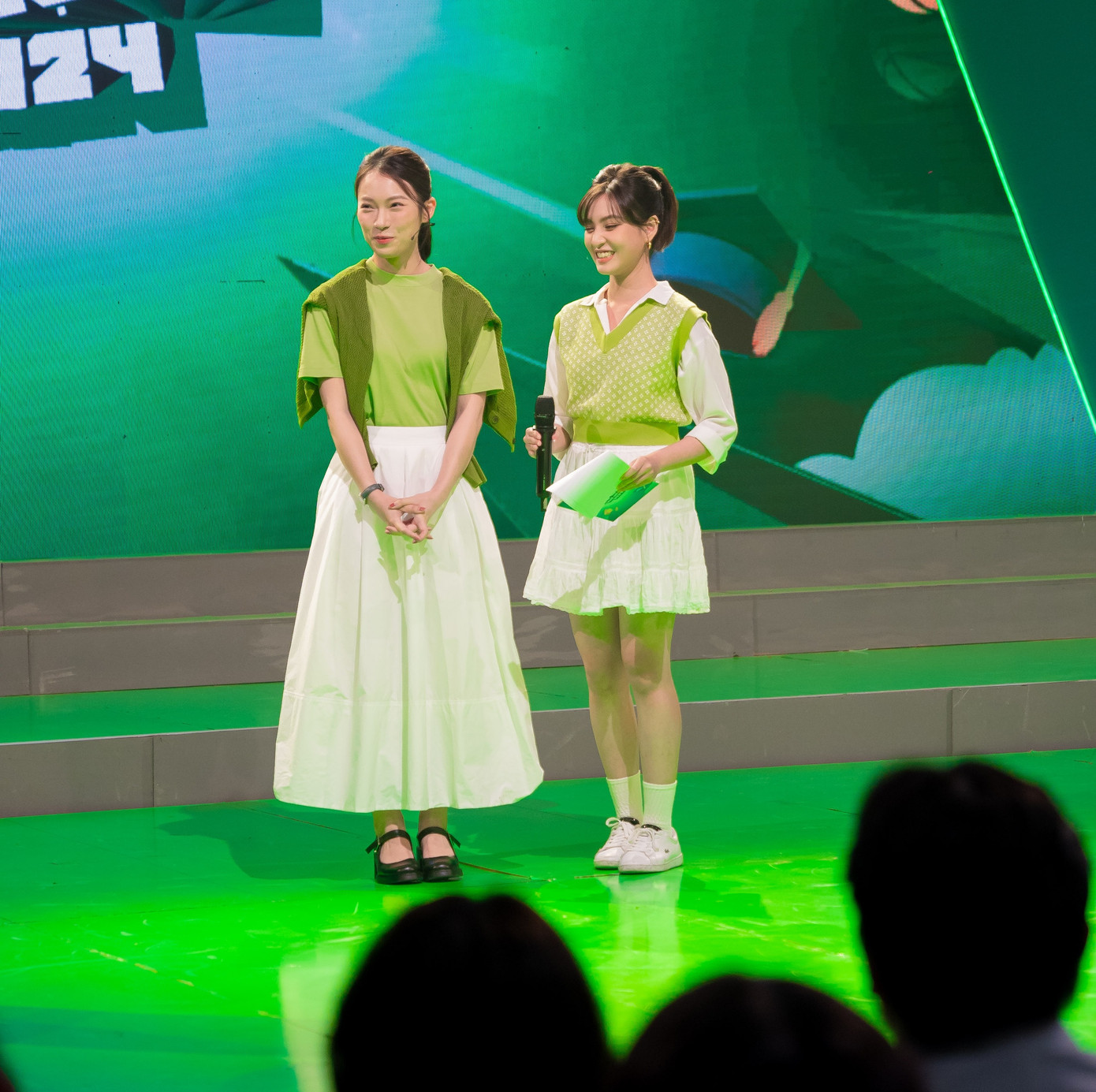 MC Khánh Vy bất ngờ trước những dự án vì cộng đồng của các bạn sinh viên. MC Khánh Vy bất ngờ trước những dự án vì cộng đồng của các bạn sinh viên.