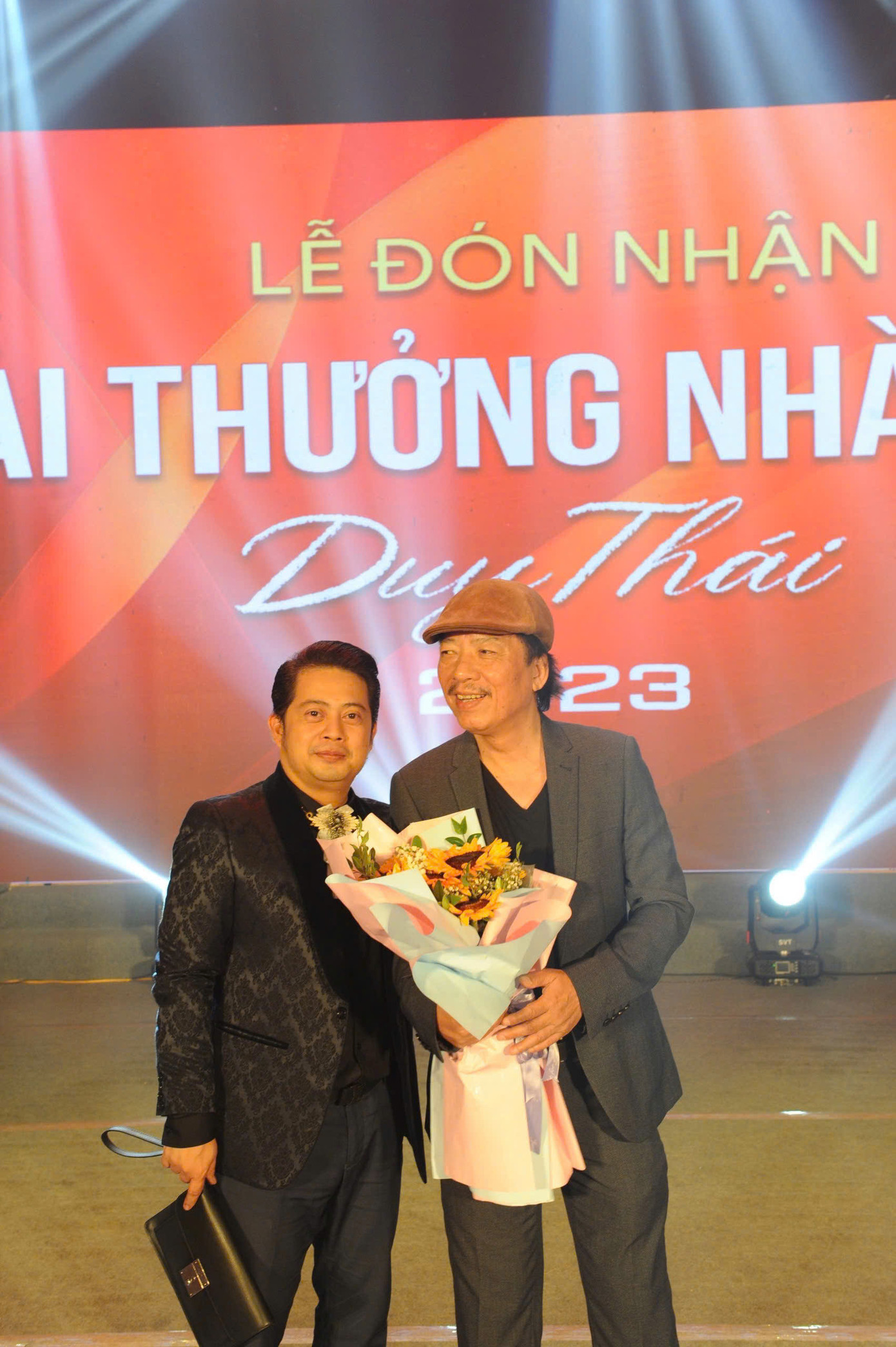 Đào Nguyên Vũ sinh ra và lớn lên trong gia đình không có ai theo truyền thống âm nhạc. Anh theo học Thanh nhạc từ khi 15 tuổi.