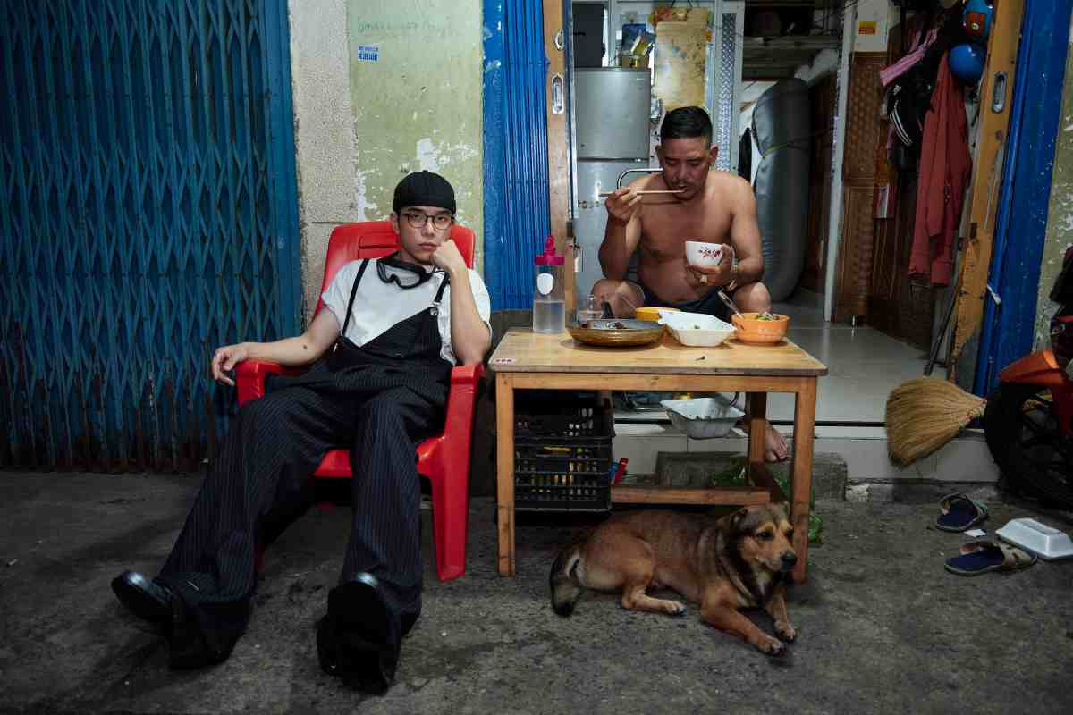 Một Sài Gòn bình dị nhưng cũng thật đẹp được khắc hoạ trong MV. Một Sài Gòn bình dị nhưng cũng thật đẹp được khắc hoạ trong MV.