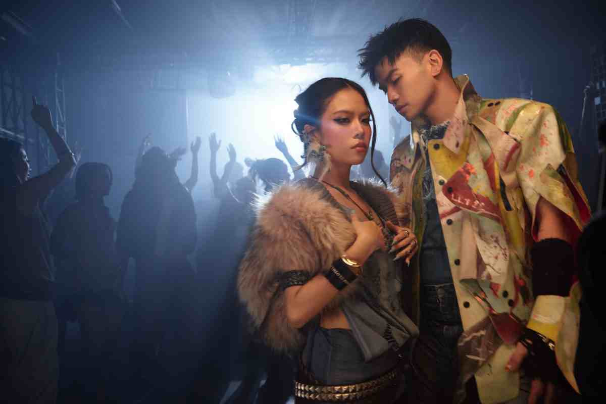 Thể Thiên và tlinh khiến khán giả yêu thích Sài Gòn hơn thông qua MV. Thể Thiên và tlinh khiến khán giả yêu thích Sài Gòn hơn thông qua MV.