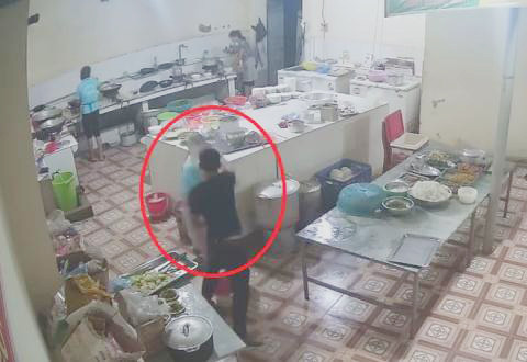 Bắt 2 nghi phạm tạt axit mù mắt nữ phụ bếp ở Hòa Bình ảnh 2